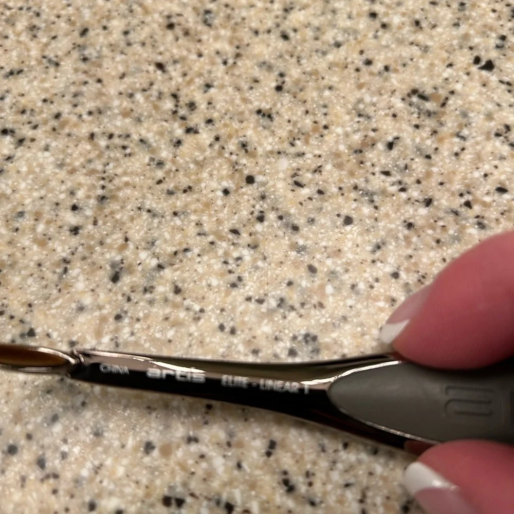 Contour makeup brush